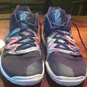 Kyrie 5s multi color size 6 very good condition.